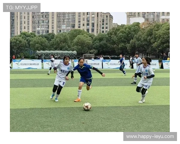 世界杯小组赛激战正酣 中国女足顽强拼搏力克强敌晋级16强